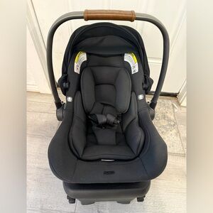 Black Infant Car Seat with Brown Handle